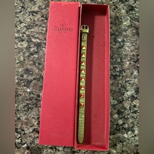 Valentino Garavani Rockstud bracelet in peridot calfskin.